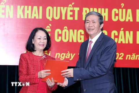 Thường trực Ban Bí thư Đinh Thế Huynh trao Quyết định của Bộ Chính trị cho bà Trương Thị Mai. (Ảnh: An Đăng/TTXVN)