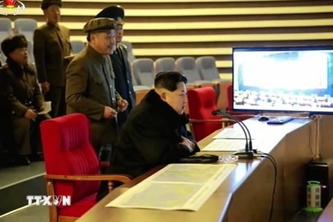 Nhà lãnh đạo Triều Tiên Kim Jong-Un (ngồi phía trước) theo dõi vụ phóng tên lửa mang theo vệ tinh Kwangmyongsong-4. (Nguồn: Yonhap/ TTXVN)