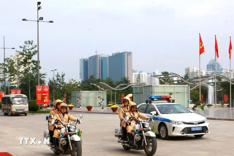 Cảnh sát giao thông Hà Nội thực hiện nhiệm vụ dẫn đoàn. (Nguồn: TTXVN)