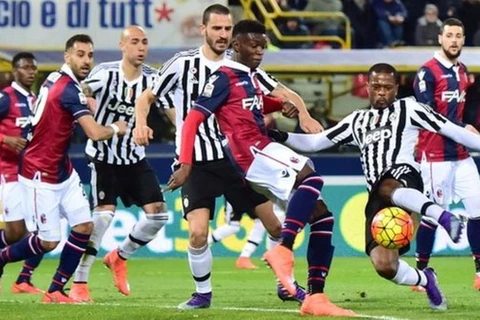 Patrice Evra trong một pha tranh bóng với cầu thủ của Bologna. (Nguồn: AFP)