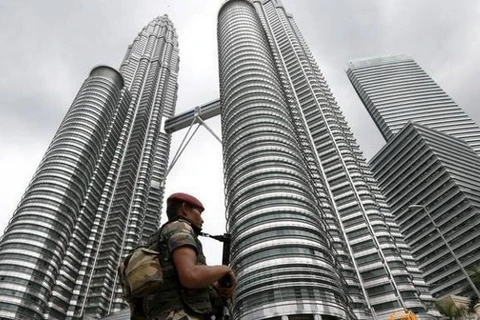 Binh lính Malaysia tuần tra phía trước tòa tháp đôi Petronas. (Nguồn: Reuters)