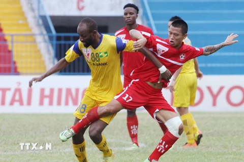 Pha tranh bóng giữa cầu thủ Hải Phòng và Sông Lam Nghệ An tại V-League 2015. (Ảnh: Lâm Khánh/TTXVN)