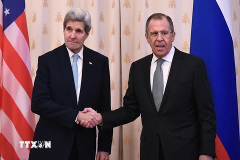 Ngoại trưởng Mỹ John Kerry (trái) và Ngoại trưởng Nga Sergei Lavrov. (Nguồn: AFP/TTXVN)