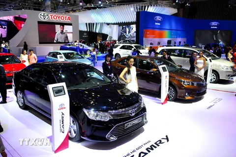 Toyota trưng bày các mẫu xe tại Triển lãm ôtô Việt Nam lần thứ 11 năm 2015. (Ảnh: Mạnh Linh/TTXVN)