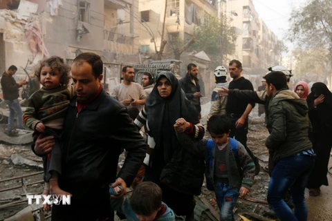 Người dân Syria sơ tán sau các cuộc không kích của quân đội chính phủ vào các mục tiêu của phiến quân ở thành phố Aleppo. (Nguồn: AFP/TTXVN)