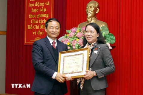 Phó Tổng Giám đốc TTXVN Lê Duy Truyền trao Kỷ niệm chương “Vì sự nghiệp thông tấn” cho Phó Trưởng Ban Chỉ đạo Tây Bắc Hoàng Thị Hạnh. (Ảnh: Thế Duyệt/TTXVN)