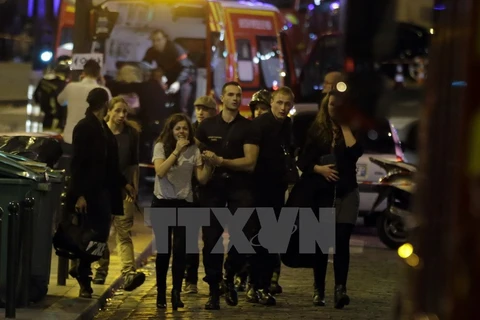 Lực lượng cứu hộ sơ tán người dân khỏi hiện trường vụ nổ ở nhà hàng trên phố số 10, thủ đô Paris. (Nguồn: AFP/TTXVN)