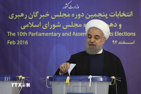 Tổng thống Iran Hassan Rouhani bỏ phiếu tại một điểm bầu cử ở thủ đô Tehran. (Nguồn: THX/TTXVN)