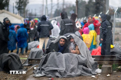Người tị nạn chờ đợi qua khu vực biên giới Hy Lạp- Macedonia. (Nguồn: AFP/TTXVN)