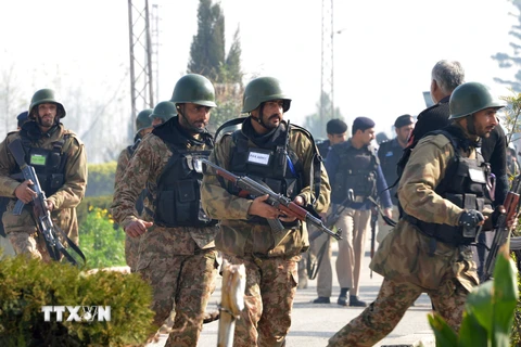 Binh sỹ Pakistan kiểm tra hiện trường một vụ tấn công. (Nguồn: AFP/TTXVN)