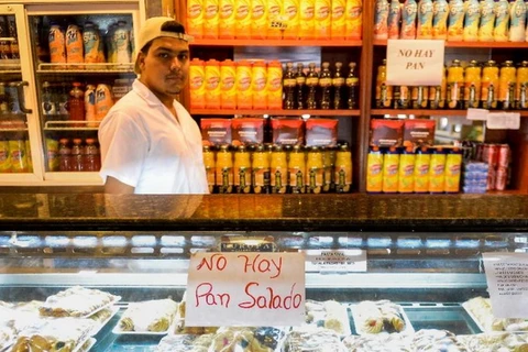 Tấm biển đề “Không bánh mỳ” tại một cửa hàng ở Caracas. (Nguồn: AFP)