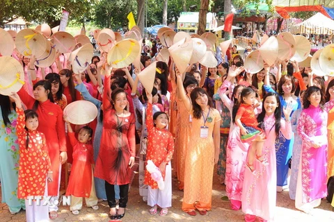 Đông đảo người dân Thành phố Hồ Chí Minh tham gia Lễ hội áo dài. (Ảnh: An Hiếu/TTXVN)