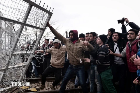 Người di cư gây bạo động tại biên giới Macedonia-Hy Lạp. (Nguồn: AFP/TTXVN)