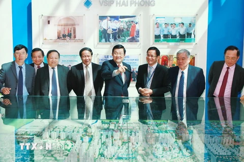 Chủ tịch nước Trương Tấn Sang xem mô hình phát triển dự án Khu công nghiệp VSIP ở huyện Thủy Nguyên, Hải Phòng. (Ảnh: Lâm Khánh/TTXVN)