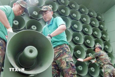 Binh sỹ Hàn Quốc lắp loa sử dụng cho chương trình phát thanh chống Triều Tiên gần khu vực biên giới hai miền. (Nguồn: Kyodo/TTXVN)
