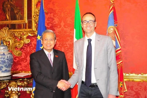 Đại sứ Cao Chính Thiện và Bộ trưởng Federico Caner. (Ảnh: Đức Hòa/Vietnam+)