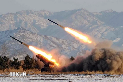 Quân đội Triều Tiên diễn tập bắn tên lửa tại một địa điểm bí mật ở Triều Tiên. (Nguồn: AFP/ TTXVN)