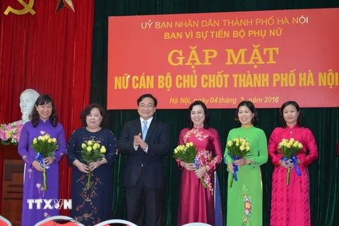 Bí thư Thành ủy Hoàng Trung Hải tặng hoa Hội Liên hiệp phụ nữ Hà Nội. (Ảnh: Nguyễn Văn Cảnh/TTXVN)
