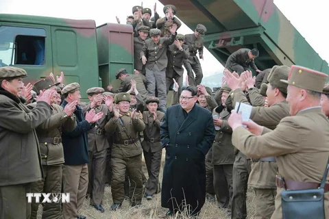 Nhà lãnh đạo Triều Tiên Kim Jong-Un thị sát cuộc bắn thử từ bệ phóng rocket đa nòng mới. (Nguồn: YONHAP/TTXVN)