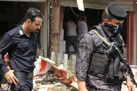 Cảnh sát Iraq điều tra tại hiện trường vụ đánh bom. (Nguồn: Reuters)