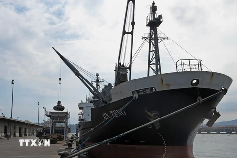 Tàu hàng Jin Teng của Triều Tiên neo tại cảng Subic, phía bắc Manila, Philippines. (Nguồn: AFP/TTXVN)