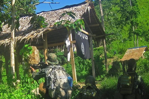Lính Philippines đột kích vào trại của một băng đảng cam kết trung thành với IS trong thị trấn Palimbang, tỉnh Sultan Kudarat, hồi cuối tháng 11/2015. (Nguồn: AFP)