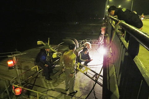 Hải Dương: Tàu hàng 3.000 tấn mắc kẹt vào gầm cầu An Thái 