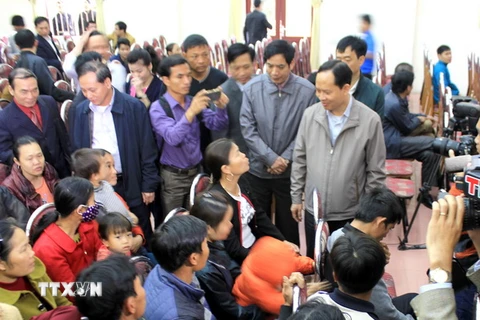 Bí thư Tỉnh ủy Thanh Hóa Trịnh Văn Chiến (ngoài cùng bên phải) đối thoại với bà con ngư dân. (Ảnh: TTXVN)