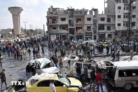 Hiện trường một vụ đánh bom kép ở Al-Zahraa, thành phố Homs, Syria. (Nguồn: AFP/TTXVN)