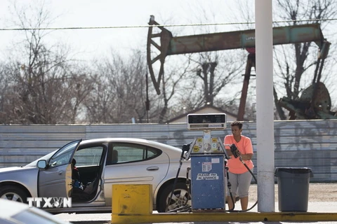 Người dân đổ xăng tại thành phố Oklahoma City, Oklahoma, Mỹ. (Nguồn: AFP/TTXVN)