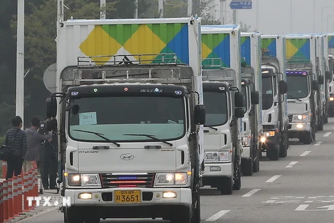 Một đoàn xe chở hàng viện trợ nhân đạo tại trạm kiểm soát biên giới liên Triều ở thành phố Paju, tỉnh Gyeonggi. (Nguồn: YONHAP/TTXVN)