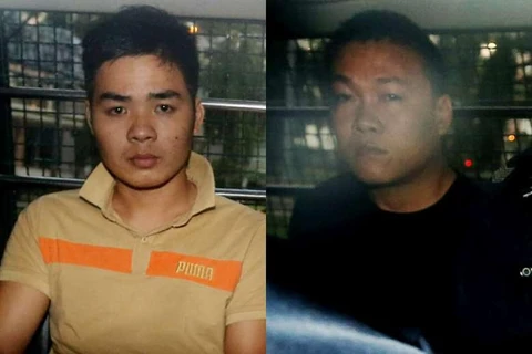Hai khách du lịch Việt Nam Nguyễn Văn Nhất (trái) và Ngô Quang Phước đã bị phạt tù vì ăn cắp 500.000 SGD. (Nguồn: Straits Times)