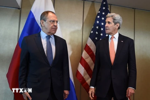 Ngoại trưởng Nga Sergei Lavrov (trái) và Ngoại trưởng Mỹ John Kerry trong một cuộc gặp ở Munich, Đức. (Nguồn: AFP/TTXVN)