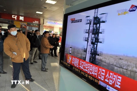 Người dân Hàn Quốc theo dõi vụ phóng tên lửa của Triều Tiên trên truyền hình tại nhà ga ở Seoul. (Nguồn: AFP/TTXVN)