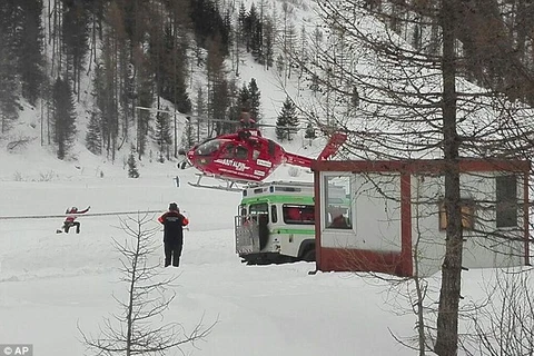 Đội cứu hộ tại hiện trường vụ lở tuyết. (Nguồn: AP)