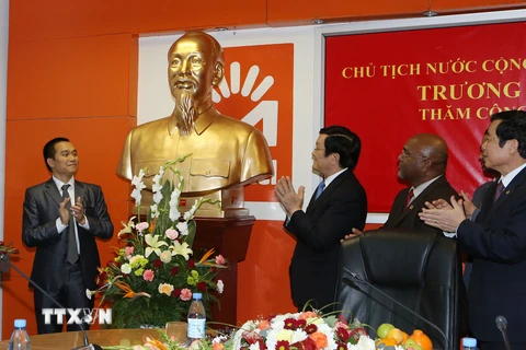 Chủ tịch nước Trương Tấn Sang tặng bức Tượng Bác Hồ cho Công ty Movitel. (Ảnh: Nguyễn Khang/TTXVN)
