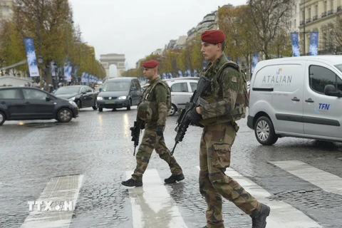 Cảnh sát Pháp tuần tra trên đại lộ Champs-Elysees ở Paris. (Nguồn: AFP/ TTXVN)