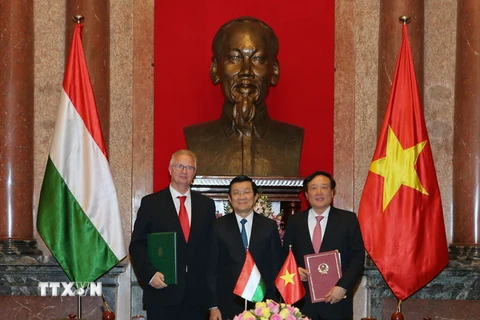 Chủ tịch nước Trương Tấn Sang chứng kiến lễ ký Hiệp định tương trợ tư pháp về hình sự giữa Việt Nam và Hungary. (Ảnh: Nguyễn Khang/TTXVN)