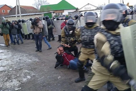 Cảnh sát đặc nhiệm Nga thắt chặt vòng vây xung quanh làng Plekhanovov. (Nguồn: newstula.ru)
