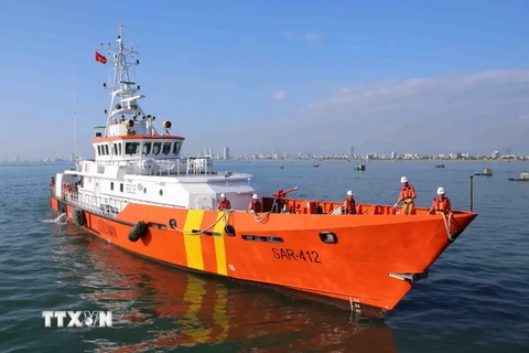 Tàu SAR 412 đi cứu nạn vào cập bờ an toàn tại Đà Nẵng. (Ảnh: Trần Lê Lâm/TTXVN)