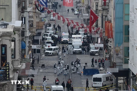 Cảnh sát và lực lượng chức năng Thổ Nhĩ Kỳ điều tra tại hiện trường vụ nổ. (Nguồn: AFP/ TTXVN)