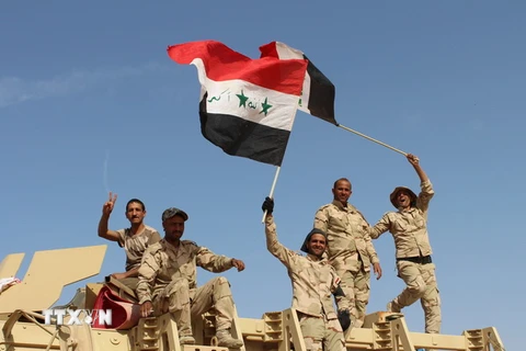 Lực lượng Chính phủ Iraq mừng chiến thắng sau chiến dịch giành lại thị trấn Zankura, Tây Bắc Ramadi, thủ phủ tỉnh Anbar từ IS ngày 10/3. (Nguồn: AFP/TTXVN)