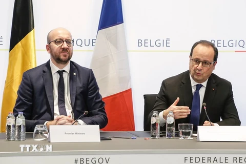 Thủ tướng Bỉ Charles Michel (trái) và Tổng thống Pháp François Hollande (phải) tại cuộc họp báo chung tại Brussels (Bỉ). (Nguồn: AFP/TTXVN)