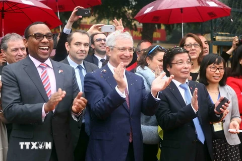 Chủ tịch Quốc hội Pháp Claude Bartolone (giữa) và các đại biểu tham dự các hoạt động tại Ngày hội văn hóa Pháp ngữ. (Ảnh: Quý Trung/TTXVN)