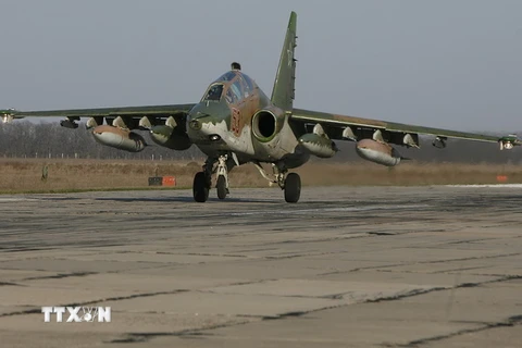 Máy bay chiến đấu Su-25 của Nga về tới căn cứ không quân Krasnodar sau khi rút khỏi căn cứ ở Syria. (Nguồn: AFP/TTXVN)