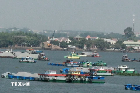Nhiều tàu, sà lan chở vật liệu xây dựng ùn ứ tại đoạn sông Đồng Nai phía thượng nguồn khu vực Cầu Ghềnh. (Ảnh: Sỹ Tuyên/TTXVN)