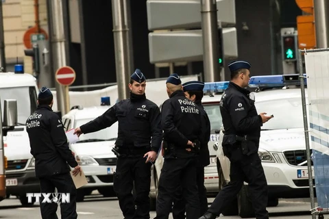 Cảnh sát Bỉ làm nhiệm vụ tại khu vực gần ga tàu điện ngầm Maalbeek ở Brussels. (Nguồn: AFP/TTXVN)