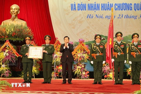Chủ tịch nước Trương Tấn Sang trao Huân chương Quân công hạng Nhì tặng cho Ngành Quân nhu Quân đội. (Ảnh: Nguyễn Khang/TTXVN)