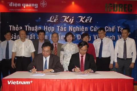Lễ ký kết thỏa thuận giữa ICDREC và Công ty Điện Quang. (Nguồn: Vietnam+)