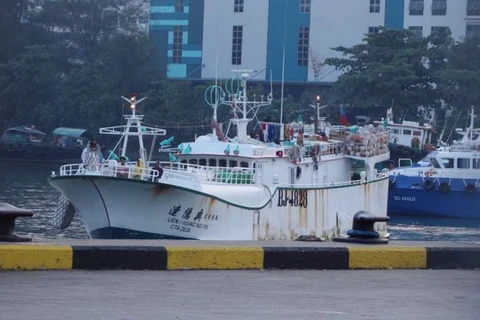 Một trong hai tàu cá Đài Loan bị tàu tuần tra Indonesia nổ súng neo đậu tại cảng Jurong của Singapore. (Nguồn: straitstimes.com)